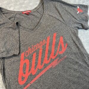 Mitchell & Ness Chicago Bulls Gray Women's V-Neck Size Large T-Shirt